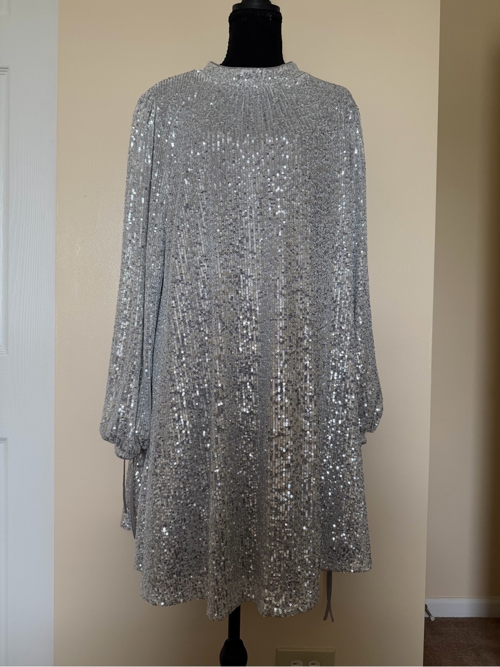 Badgley Mischka Silver Sequin Long Sleeve Mini Dress. Size 12